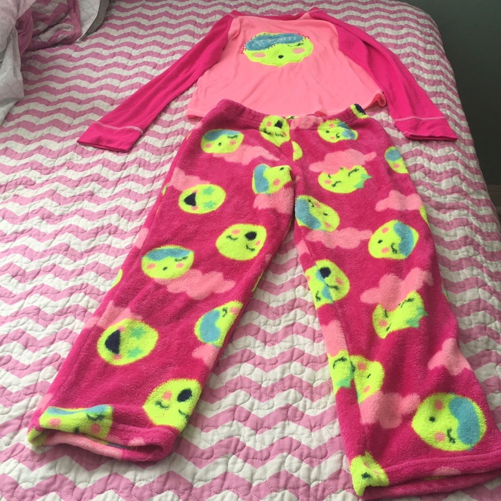 Sleepwear,including top and bottom